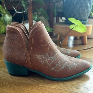 Jolimall brown and turquoise embroidered booties